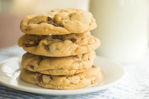 salted-peanut-butter-cup-chocolate-chip-cookies-10-600